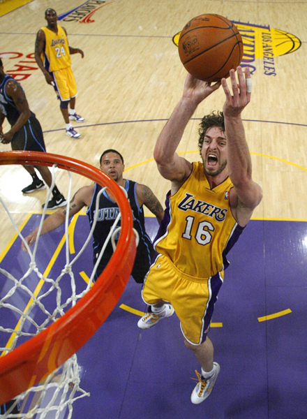 [NBA]哈登开启进攻模式 借掩护三分紧咬比分