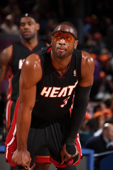 NBA-湖人胜老鹰 詹姆斯单臂爆扣