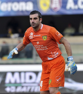 上海久事以111-72大胜四川丰谷，展现强大实力，全队多点开花，四川队虽努力但难敌强队。